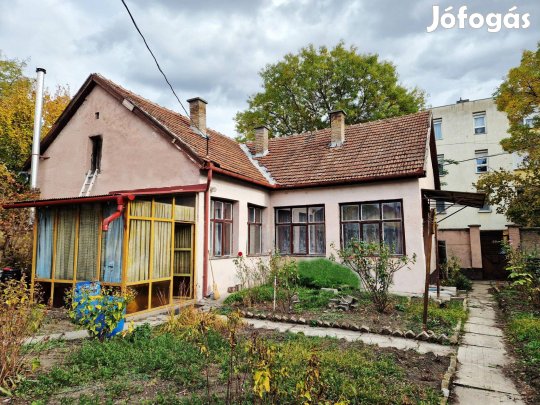 Belváros közeli tégla építésű polgárház eladó!