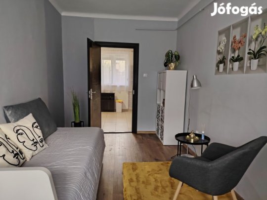 Belváros központi részén téglalakás kiadó.