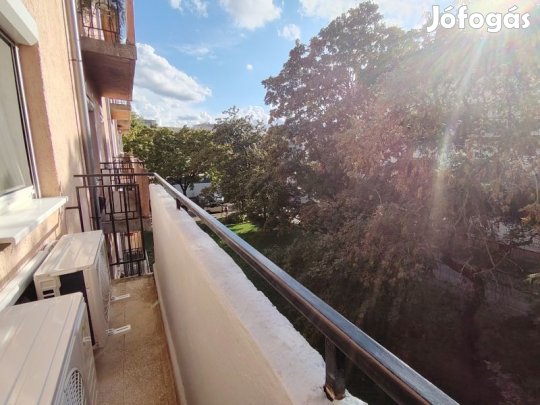 Belváros központi részén téglalakás kiadó.