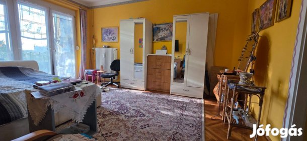 Belváros szélén 2 szobás, nagy erkélyes tégla lakás eladó