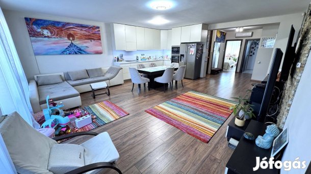 Belvárosban 1. emeleti 111 nm-es 3 szoba-nappalis prémium lakás eladó