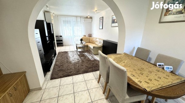 Belvárosban 1. emeleti 82 nm-es 3 szoba-nappalis tégla lakás eladó