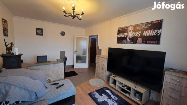 Belvárosban 35 m2-es, 1+félszobás, panelprogramos lakás eladó