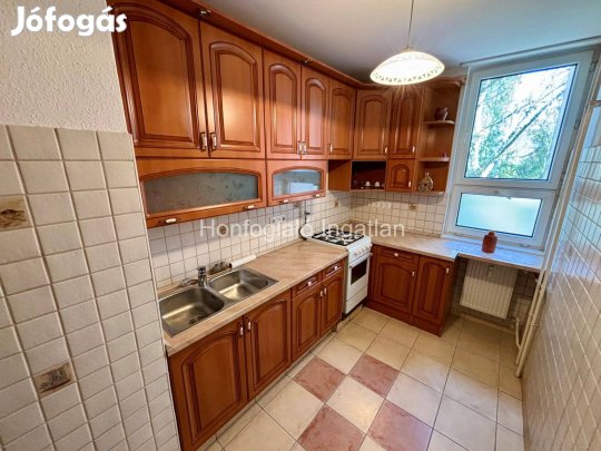 Belvárosban 3 szobás, felújított, magasföldszinti lakás eladó