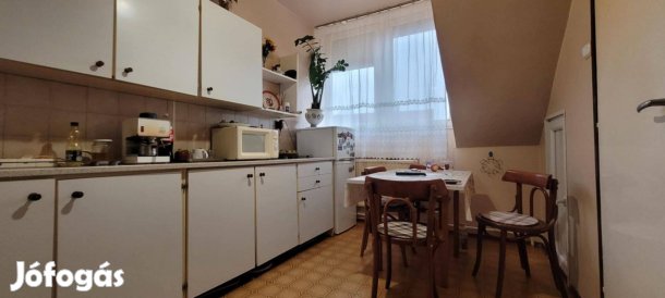 Belvárosban 4. emeleti 3 szobás lakás eladó