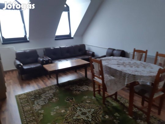 Belvárosban, 3 szobás, tetőtéri, felújított lakás eladó