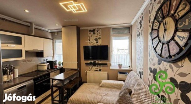 Belvárosban, a Vörösmarty utcán nappali + 2 szobás felújított