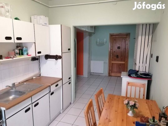 Belvárosban első emeleti két szobás lakás eladó