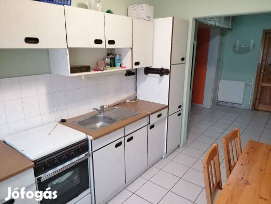 Belvárosban első emeleti lakás eladó