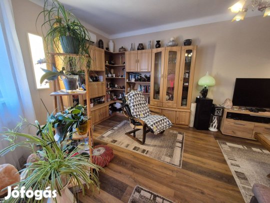 Belvárosban felújított 2 szobás szép lakás liftes házban