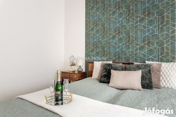 Belvárosban felújított polgári lakás eladó