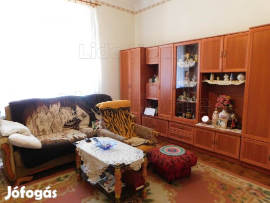 Belvárosban földszinti tégla lakás!