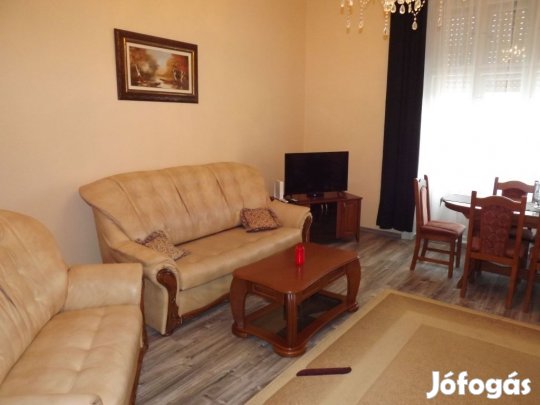 Belvárosban igényes berendezésű 2 szobás lakás kiadó