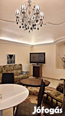 Belvárosban kiadó földszinti lakás