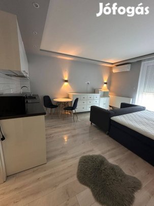 Belvárosban modern garzonlakás eladó