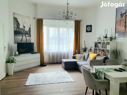 Belvárosban tégla építésű világos, polgári lakás eladó