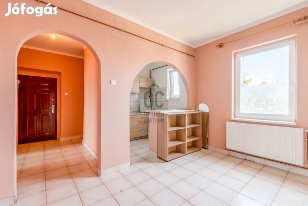 Belvároshoz közel, tégla lakás eladó!