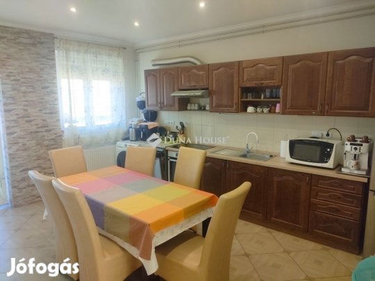 Belvároshoz közel kétrendbeli családi ház