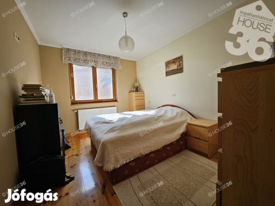 Belvároshoz közeli családi ház 3 szinten, dupla garázzsal!