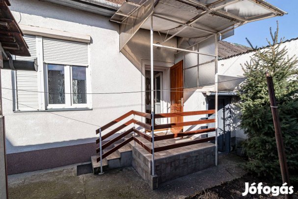 Belvárosi 36nm-es 1 szobás Étkező-Konyhás házrész eladó