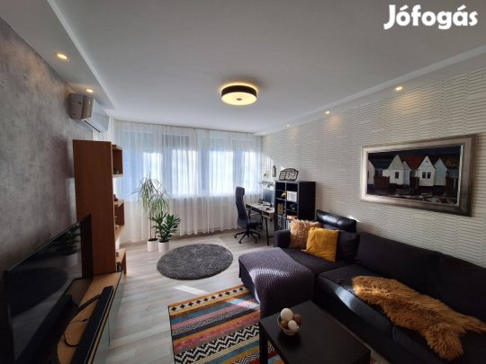 Belvárosi 3. emeleti, 61 nm-es, 2 szobás, felújított tégla lakás eladó