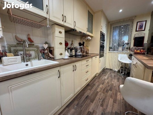 Belvárosi Felújított 2 Szobás, Kertkapcsolatos Lakás Eladó!!!