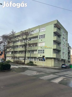 Belvárosi, 2.emeleti, erkélyes téglalakás!