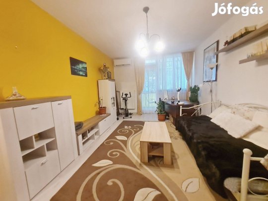 Belvárosi, 2 szobás, fsz.-i loggiás lakás, csendes környezetben eladó!