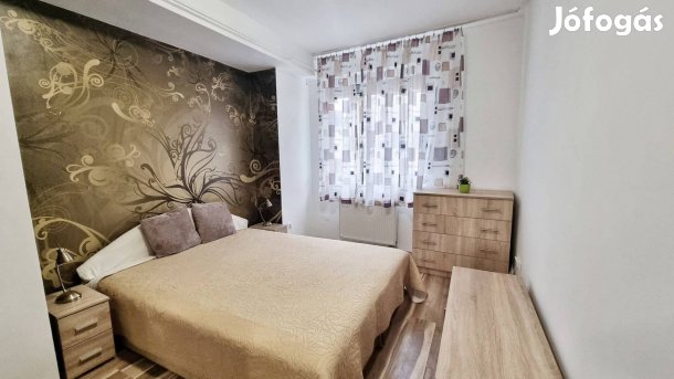 Belvárosi, Első emeleti, erkélyes, saját parkolóval kiadó lakás