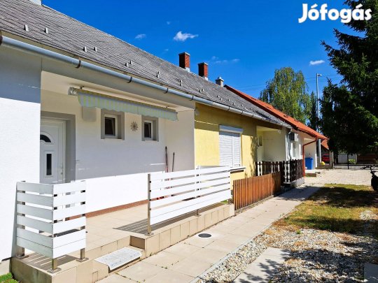 Belvárosi, földszintes sorházi lakás Balatonfüreden eladó!