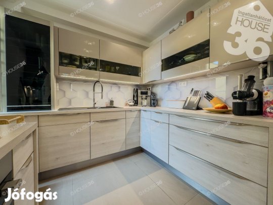 Belvárosi, igényesen felújított, 2 szobás, erkélyes lakás eladó!