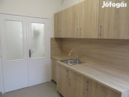 Belvárosi, teljeskörűen felújított földszinti lakás eladó a Piac utcán