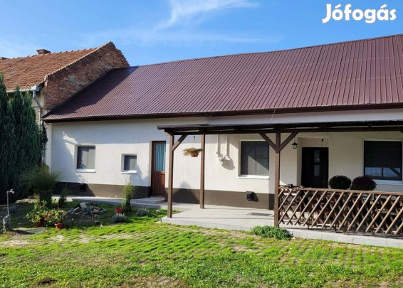 Belvárosi, teraszos lakás (házrész) nagy tárolóval eladó Békéscsabán!