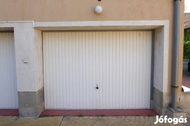 Belvárosi, zárt udvari, önálló 17 m2-es garázs kiadó, tárolónak is