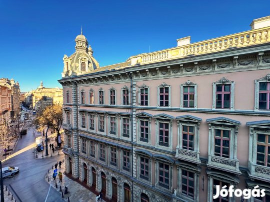 Belvárosi életérzés jó állapotú lakásban, a Ferenciek tér közvetlen kö