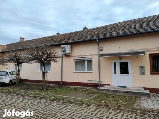 Belvárosi elhelyezkedés - kiemelkedő minőség - 3 db parkolóhely