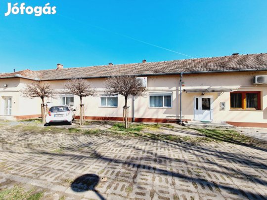 Belvárosi elhelyezkedés - kiemelkedő minőség - 3 db parkolóhely