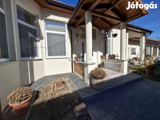 Belvárosi exkluzív 203 m2-es ház dupla garázzsal