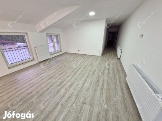 Belvárosi felújított lakás eladó.