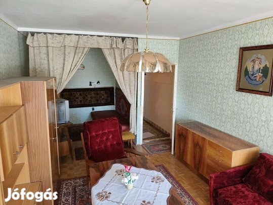 Belvárosi földszinti lakás eladó