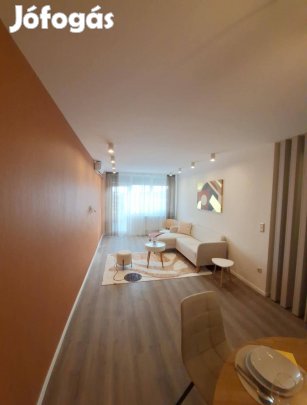 Belvárosi igényesen felújított lakás kiadó parkolási lehetőseggel!