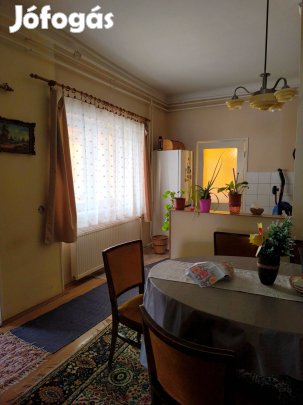 Belvárosi ingatlan keresi új tulajdonosát!