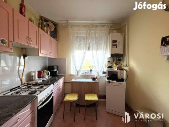Belvárosi jó elrendezésű erkélyes lakás eladó
