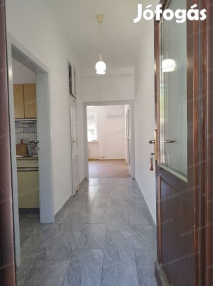 Belvárosi kertkapcsolatos társasházi lakás eladó!