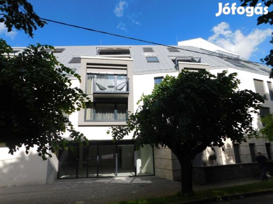 Belvárosi lakás erkéllyel liftes házban