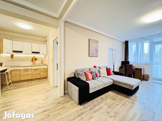 Belvárosi liftes tégla épületben eladó felújított lakás!