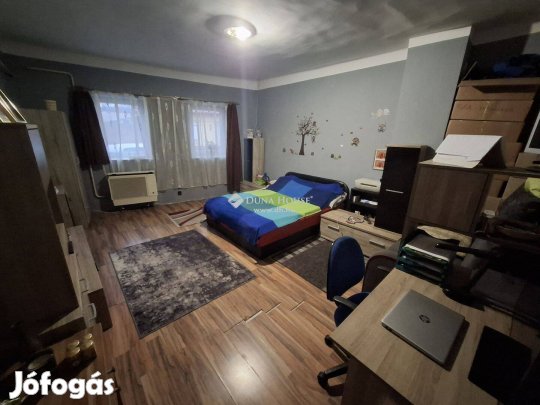 Belvárosi másfél szobás, világos nagyszobával, tárolóval