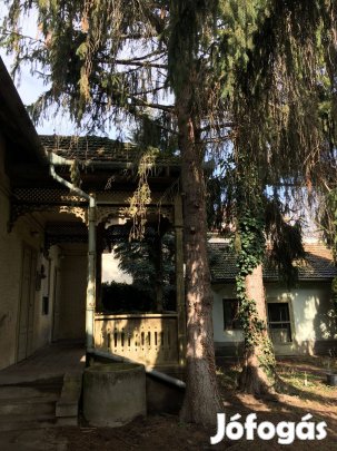 Belvárosi polgári ház eladó