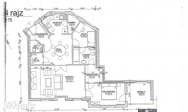 Belvárosi tágas, erkélyes tégla lakás eladó