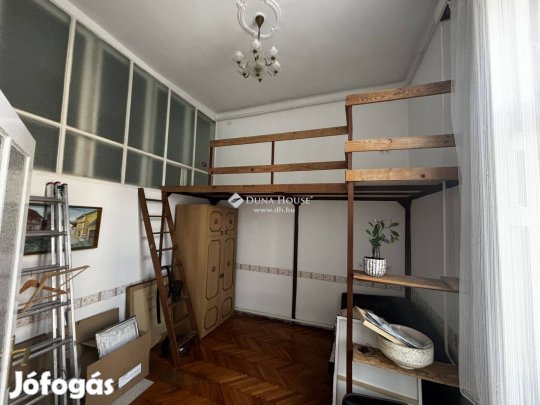 Belvárosi társasházi lakás